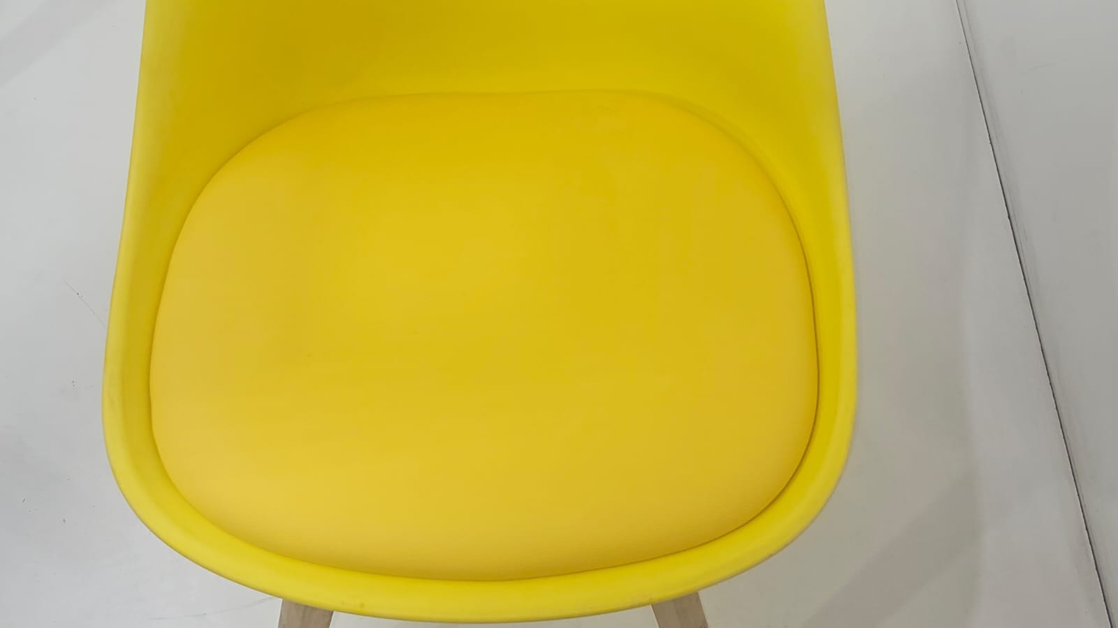 Silla Tulip Amarilla 16